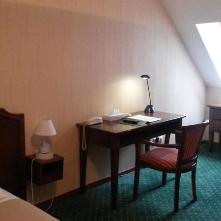 Hotel De La Cloche โดล ภายนอก รูปภาพ