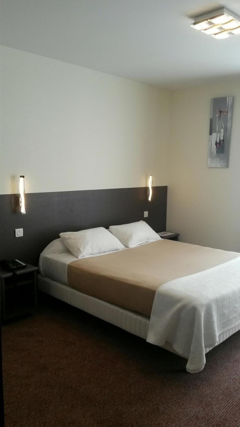 Hotel De La Cloche โดล ภายนอก รูปภาพ