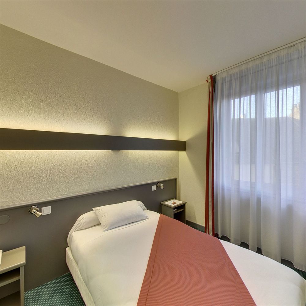 Hotel De La Cloche โดล ภายนอก รูปภาพ