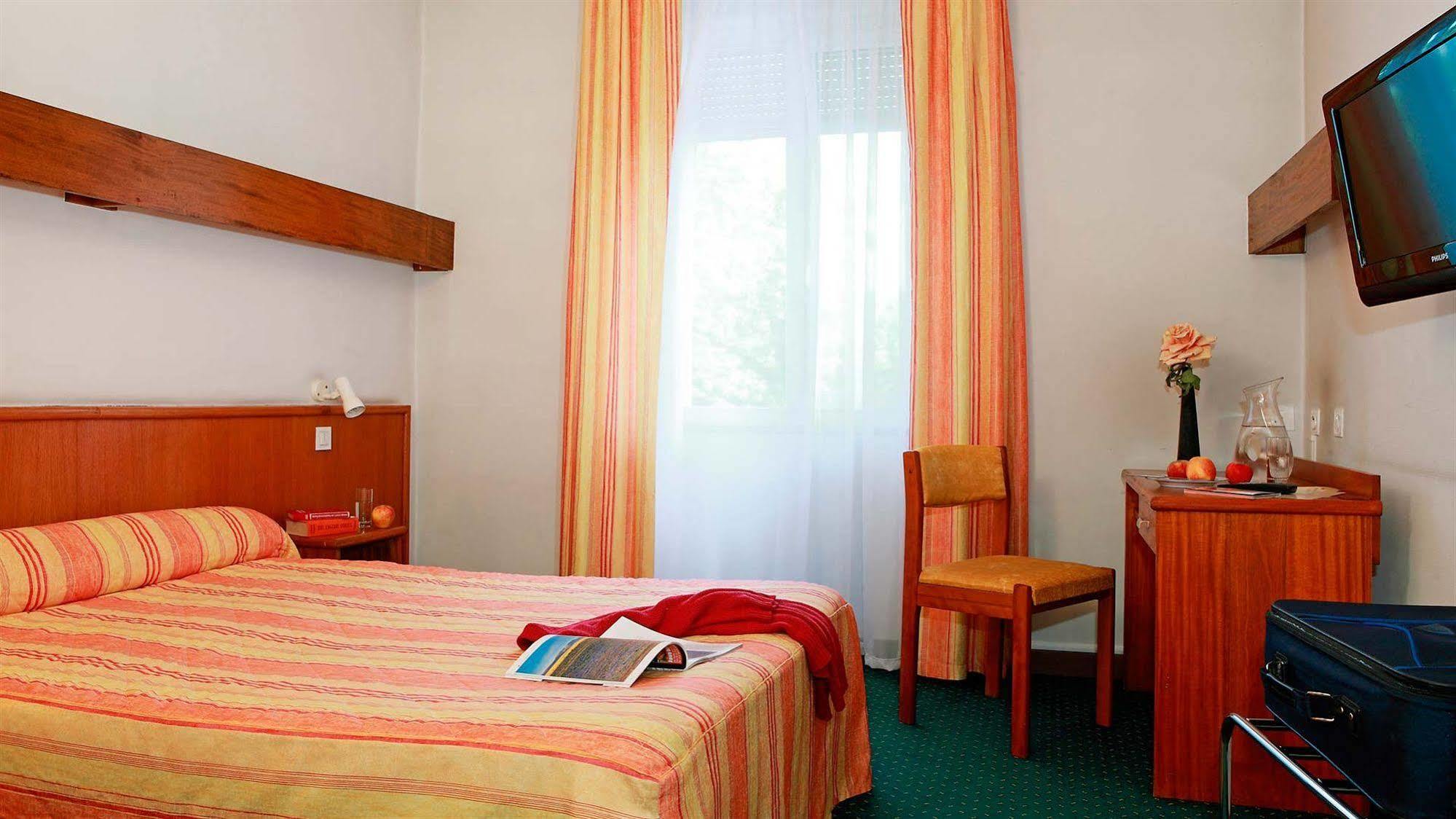 Hotel De La Cloche โดล ภายนอก รูปภาพ