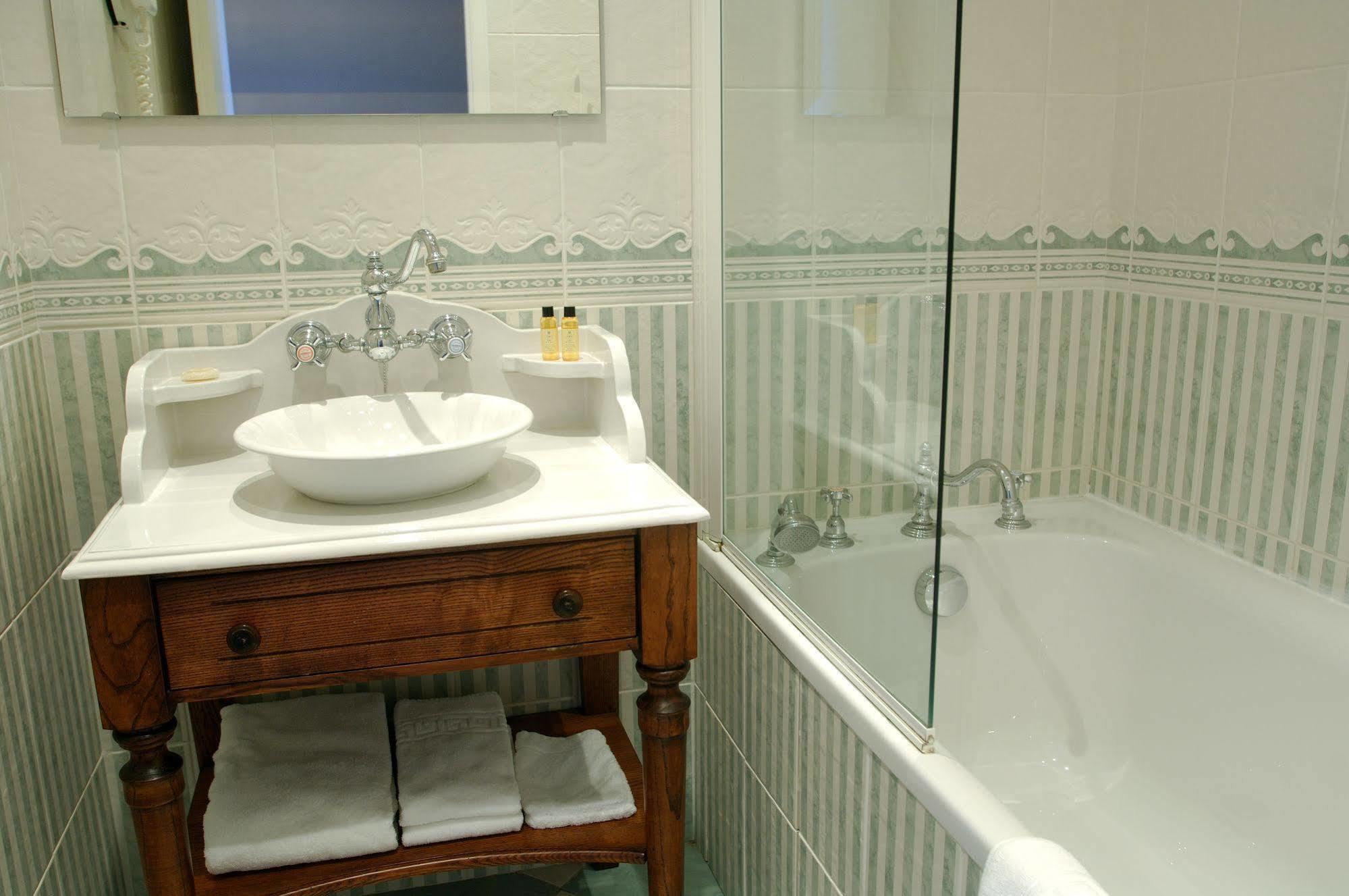 Hotel De La Cloche โดล ภายนอก รูปภาพ