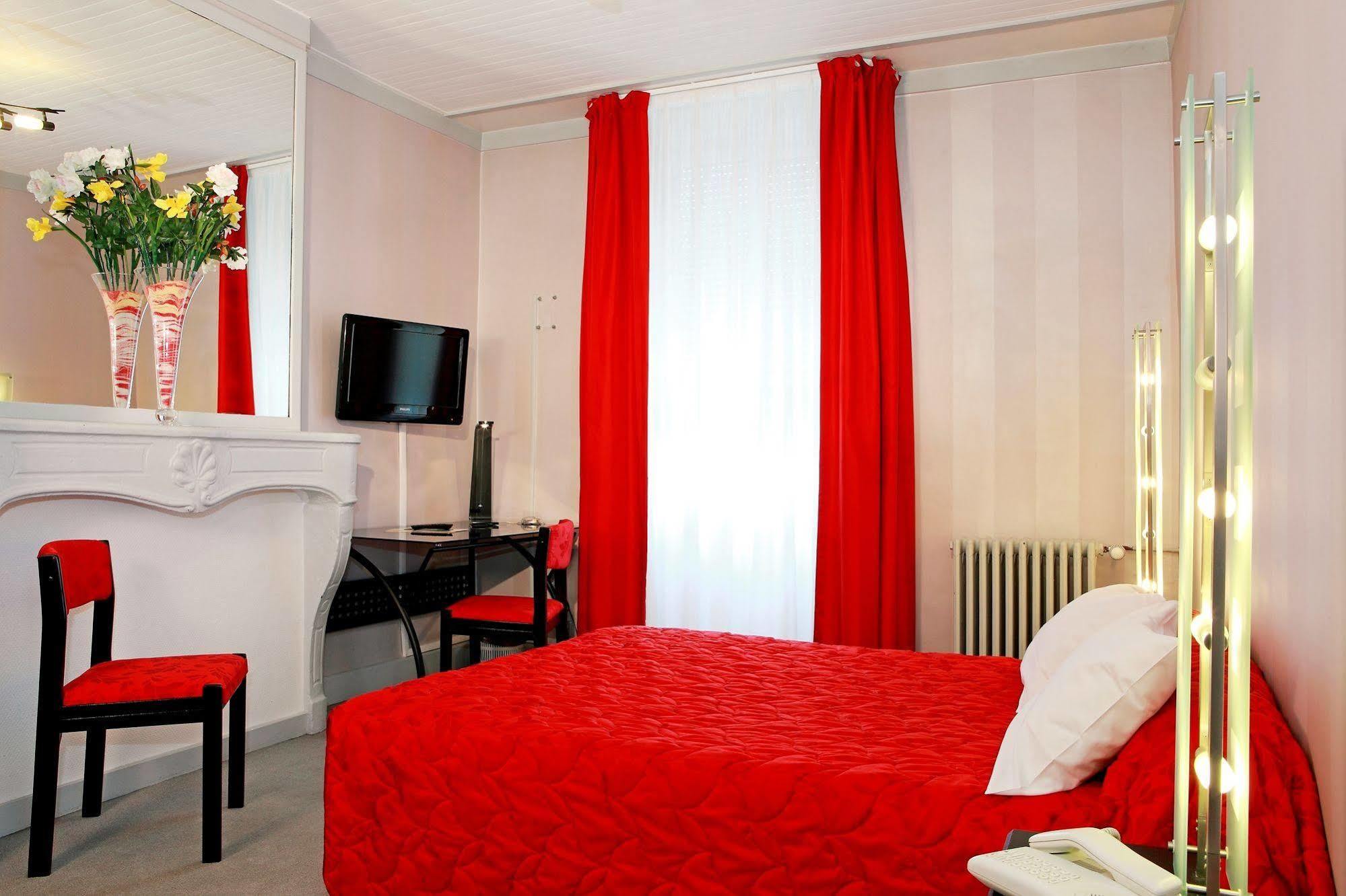 Hotel De La Cloche โดล ภายนอก รูปภาพ