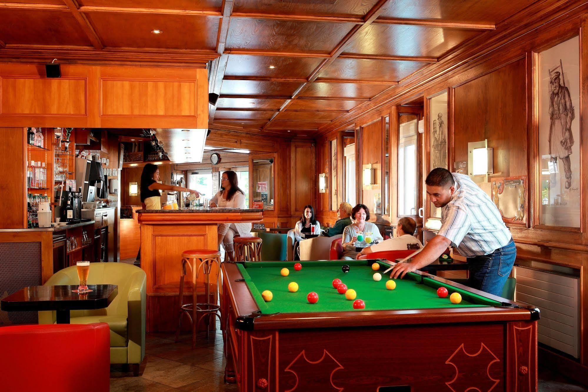 Hotel De La Cloche โดล ภายนอก รูปภาพ