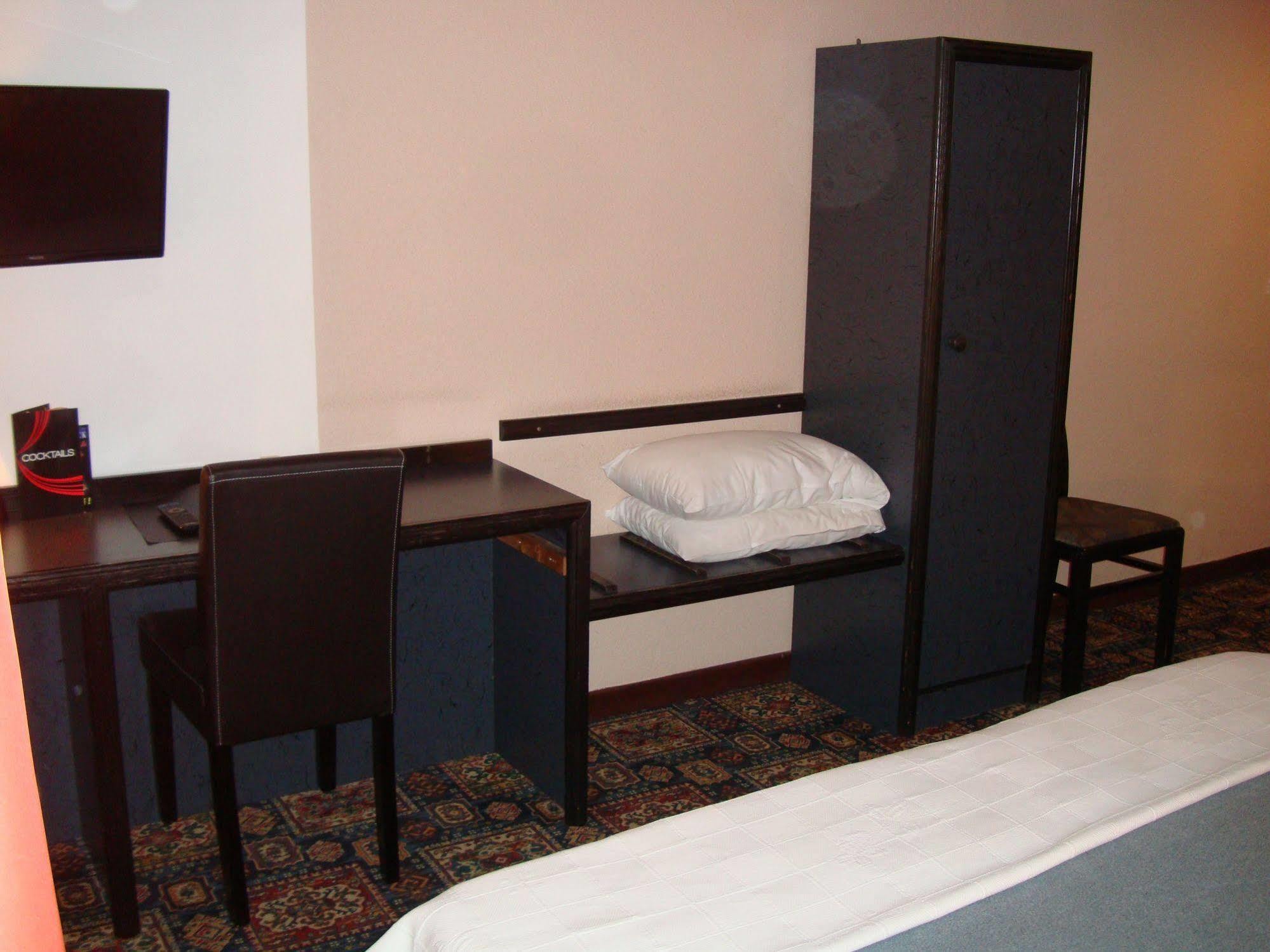 Hotel De La Cloche โดล ภายนอก รูปภาพ