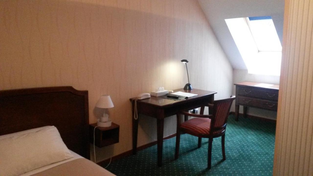 Hotel De La Cloche โดล ภายนอก รูปภาพ